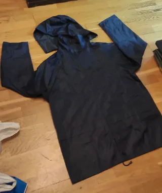 Chaqueta chubasquero azul marino