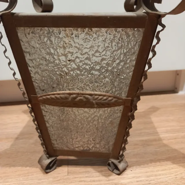 Farol antiguo de metal con cristal