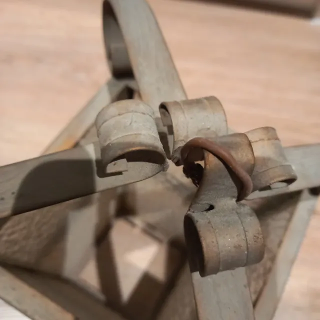 Farol antiguo de metal con cristal