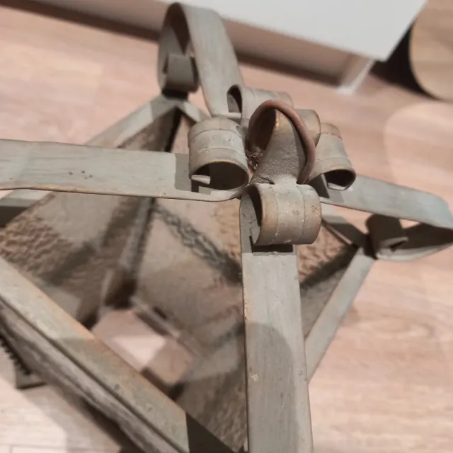 Farol antiguo de metal con cristal