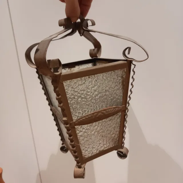 Farol antiguo de metal con cristal