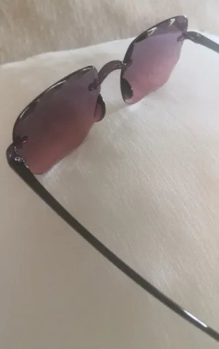 Gafas de sol moradas y doradas