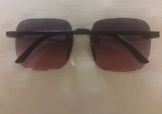 Gafas de sol moradas y doradas