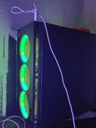 Ordenador negro con luces verdes