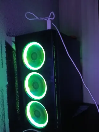 Ordenador negro con luces verdes