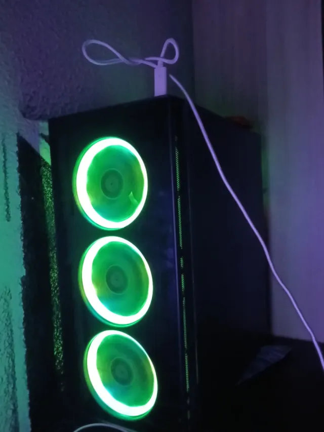 Ordenador negro con luces verdes