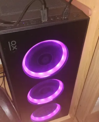 Ordenador negro con luces verdes