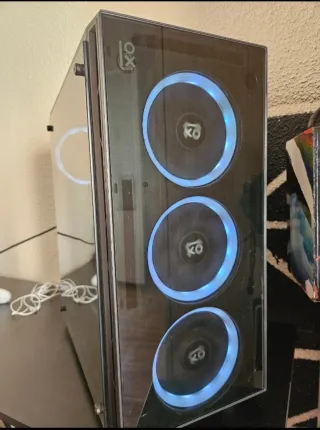 Ordenador negro con luces verdes