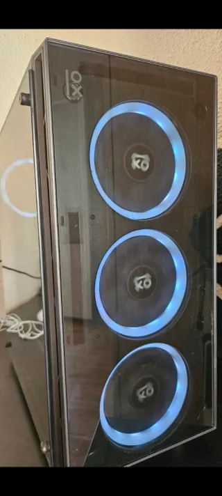 Ordenador negro con luces verdes