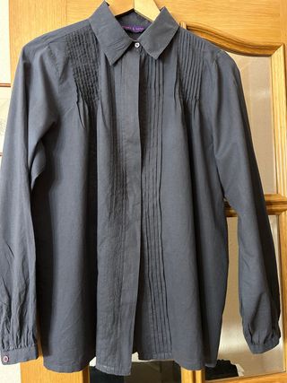 Camisa marrón oscura de manga larga con plisados