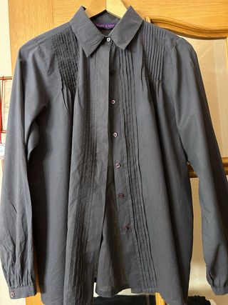 Camisa marrón oscura de manga larga con plisados