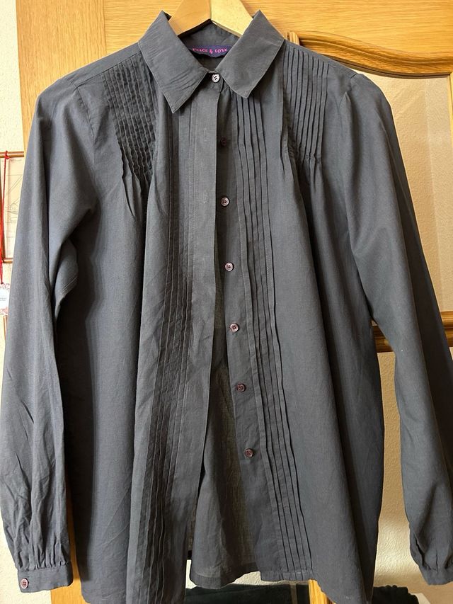 Camisa marrón oscura de manga larga con plisados