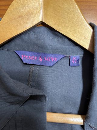 Camisa marrón oscura de manga larga con plisados