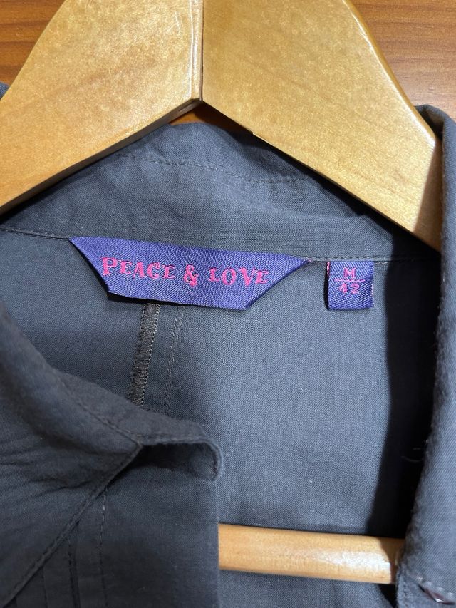 Camisa marrón oscura de manga larga con plisados