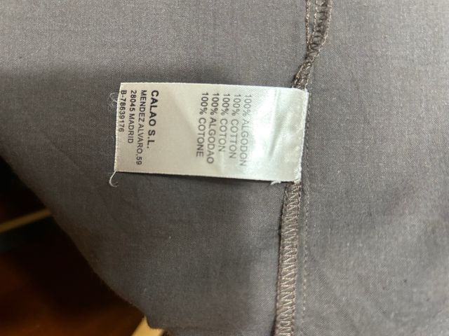 Camisa marrón oscura de manga larga con plisados