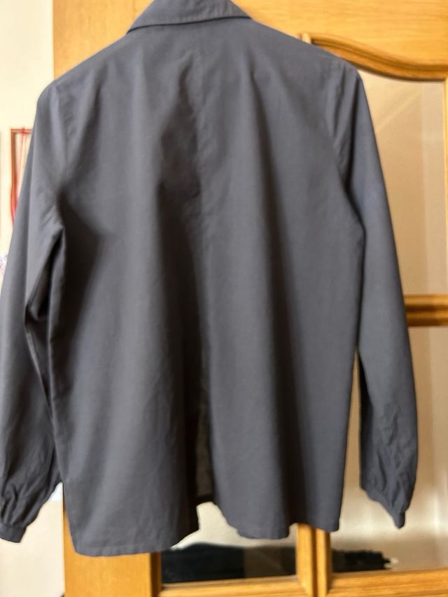 Camisa marrón oscura de manga larga con plisados