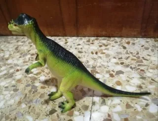 Tiranosaurio Rex Verde y Negro