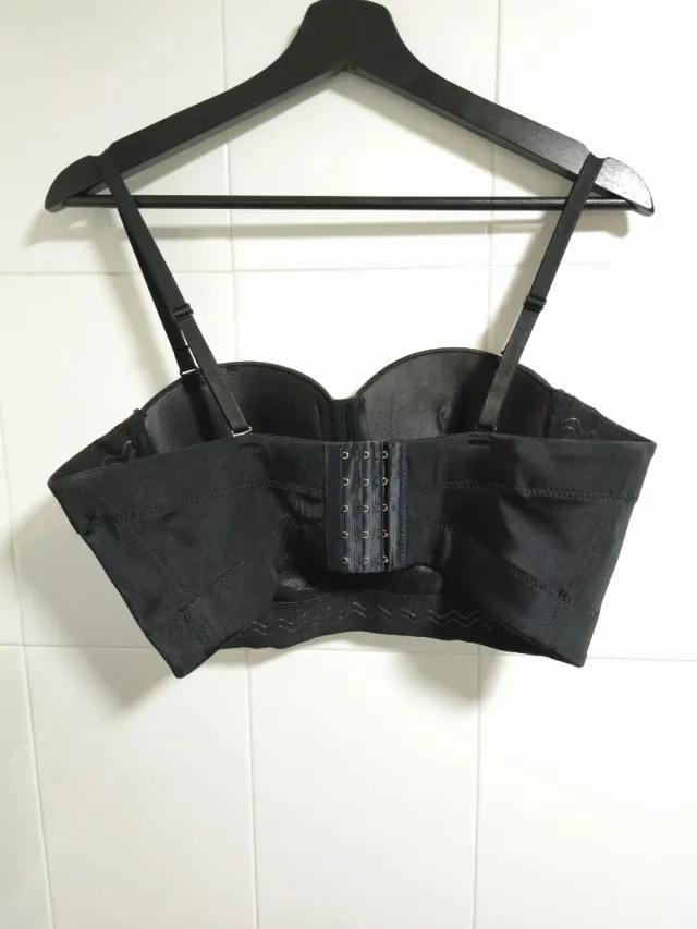 Corpiño negro con flecos dorados