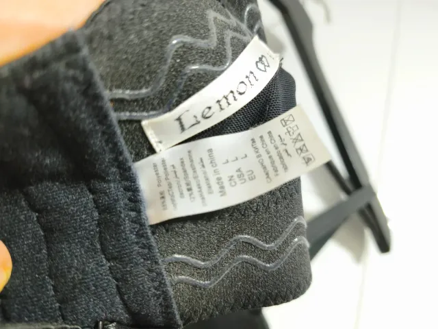 Corpiño negro con flecos dorados