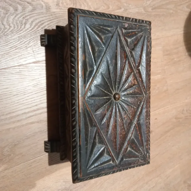 Caja de madera tallada  vintage