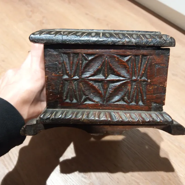 Caja de madera tallada  vintage