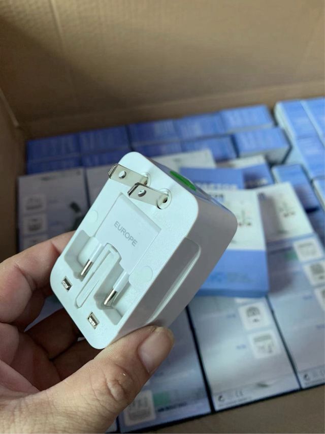 Adattatore di viaggio universale