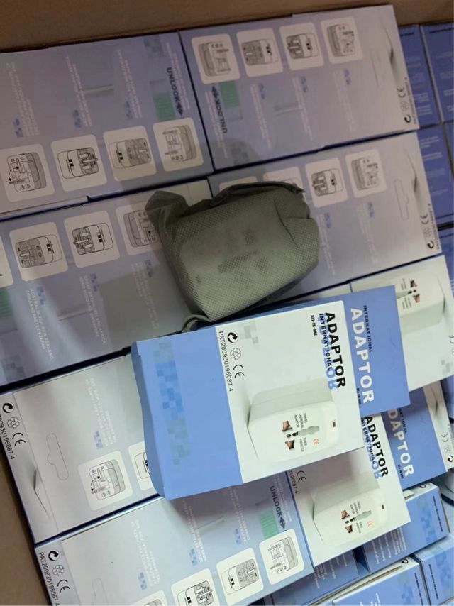 Adattatore di viaggio universale