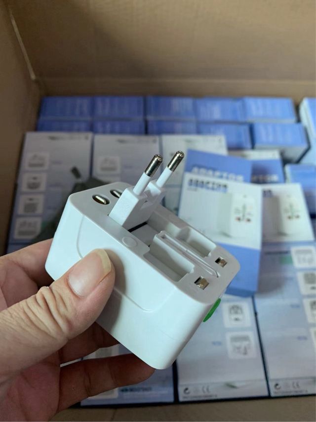 Adattatore di viaggio universale