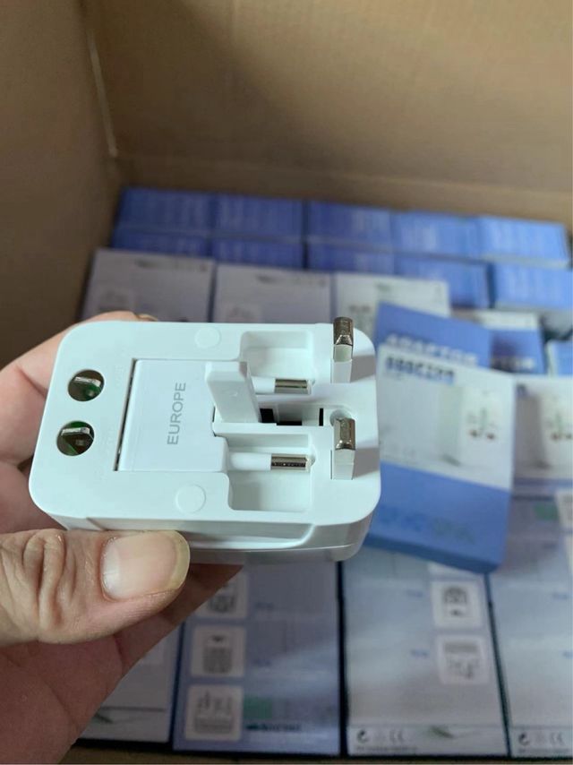 Adattatore di viaggio universale