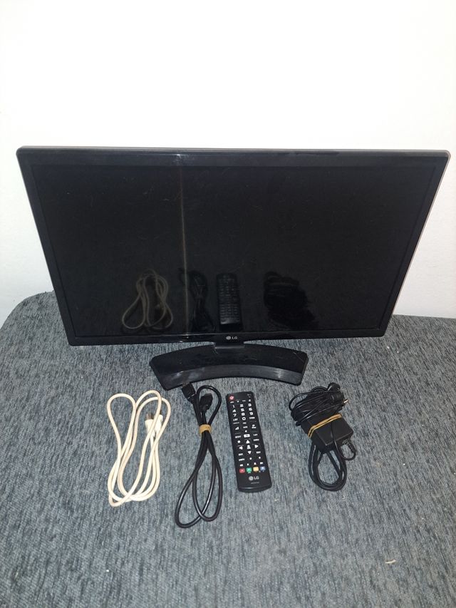 Televisor LG Negro con Mando y Cables