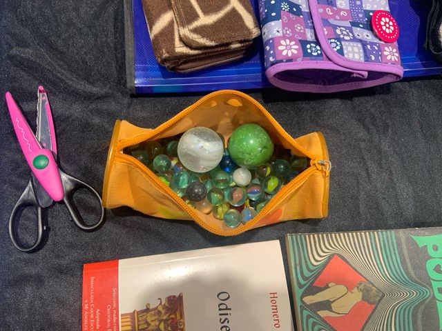 Canicas de cristal y dos chivones