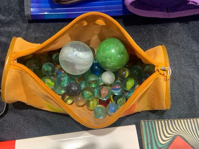 Canicas de cristal y dos chivones