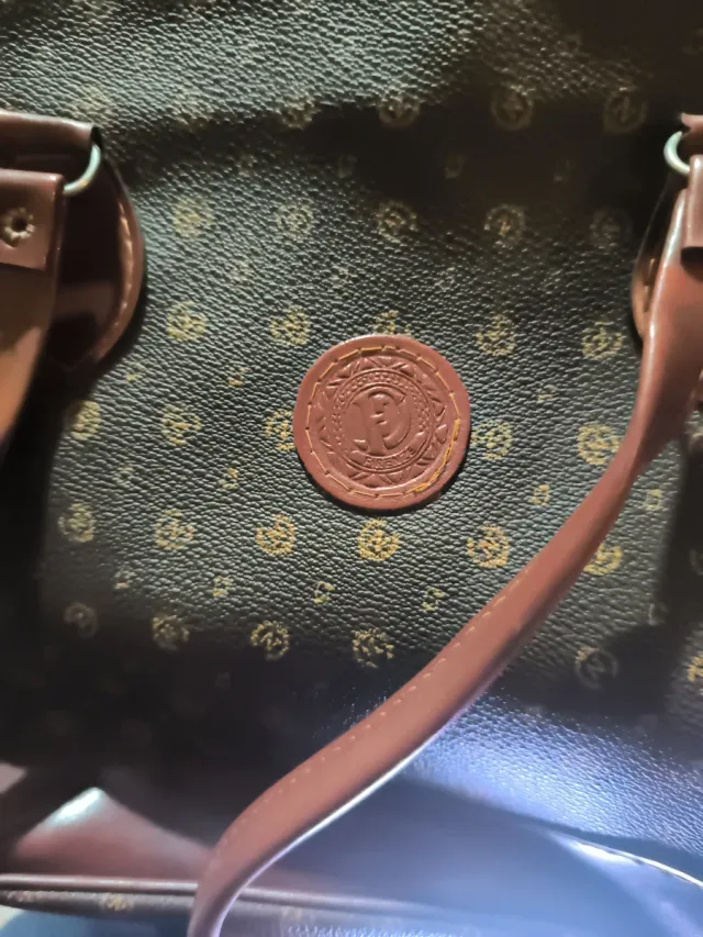 Bolso elegante en distintas tonalidades de marrón