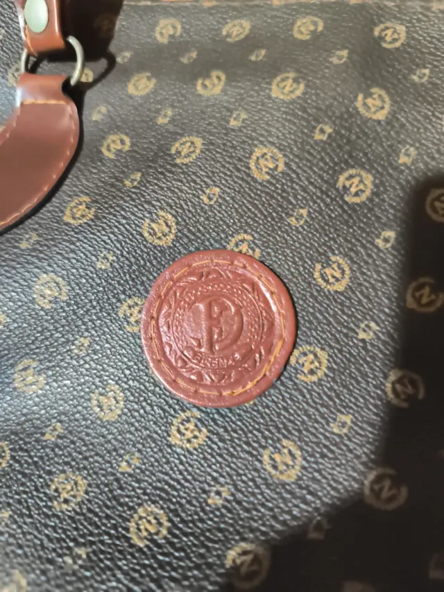 Bolso elegante en distintas tonalidades de marrón