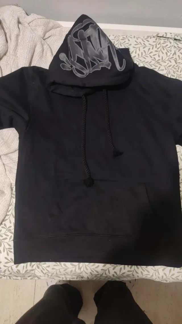Sudadera con capucha negra
