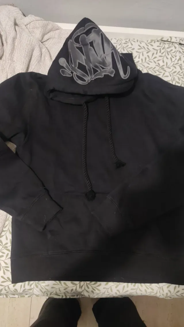 Sudadera con capucha negra