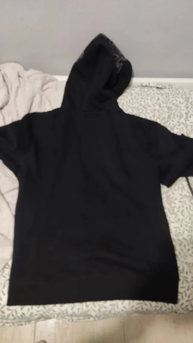 Sudadera con capucha negra