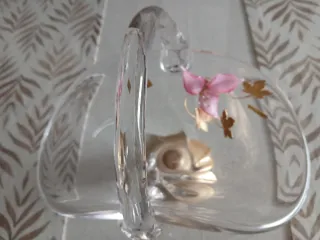 Cesta de cristal con base dorada