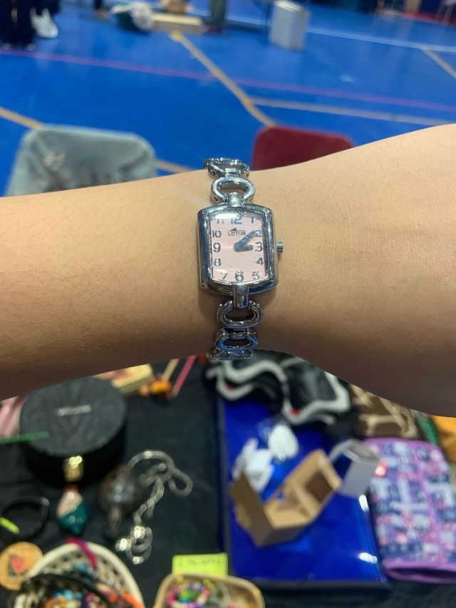 Reloj Lotus elegante rosa y plateado