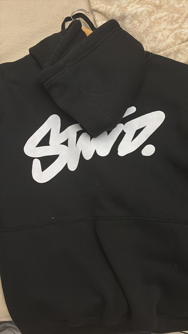 Sudadera con capucha negra y gris con logo blanco