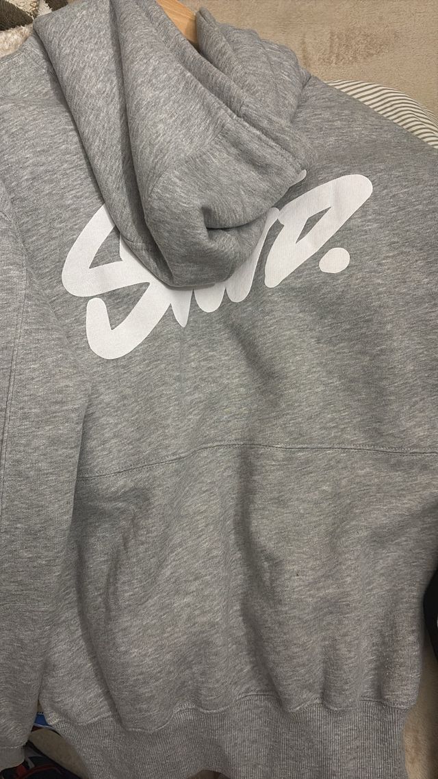 Sudadera con capucha negra y gris con logo blanco