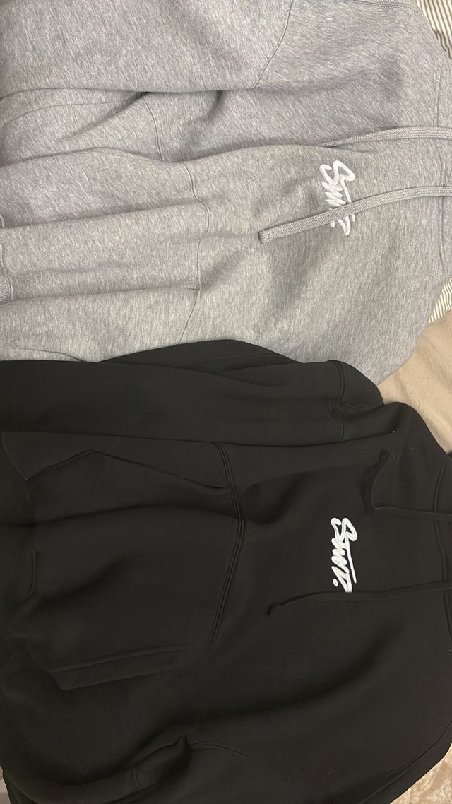 Sudadera con capucha negra y gris con logo blanco