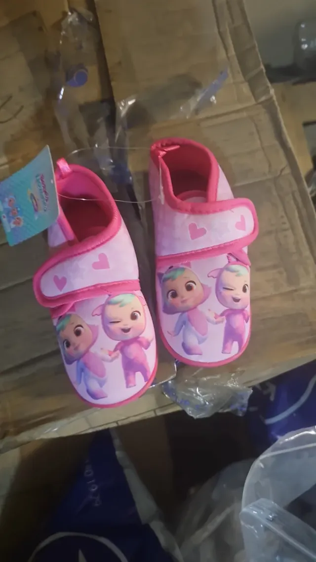 Zapatillas infantiles Cry Babies (24 pares)