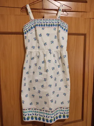 Vestido blanco con estampado floral azul