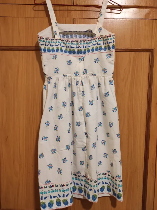 Vestido blanco con estampado floral azul