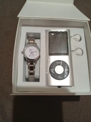 Reloj de pulsera plateado con esfera blanca