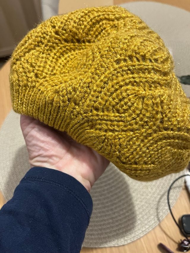 Gorro de lana tejido color mostaza