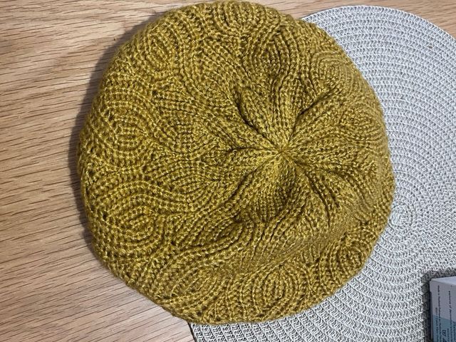 Gorro de lana tejido color mostaza