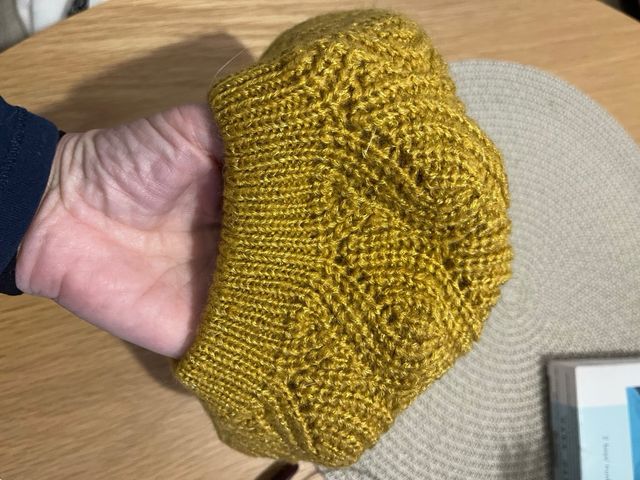 Gorro de lana tejido color mostaza