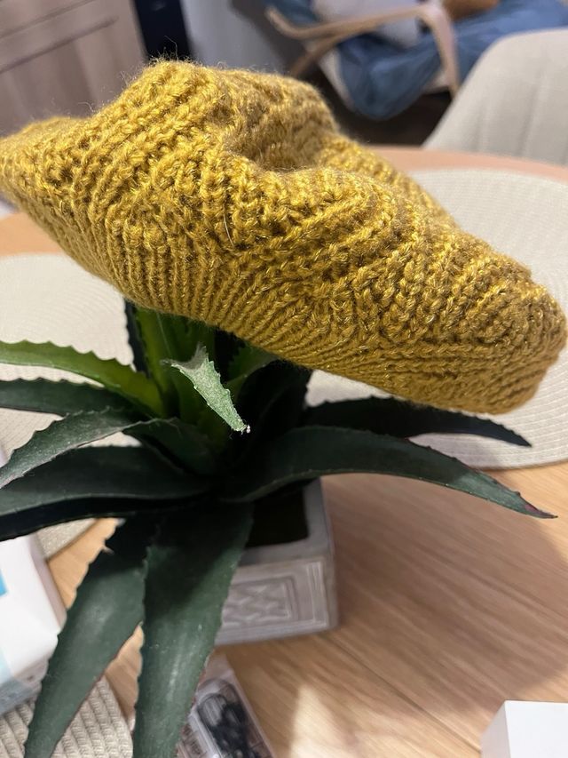 Gorro de lana tejido color mostaza